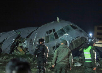 Sube a 20 la cifra de fallecidos por el accidente de un avión de carga en Bolivia