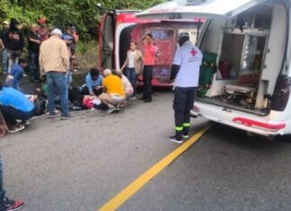 Accidente de autobús en vía Casabito–Constanza deja múltiples lesionados
