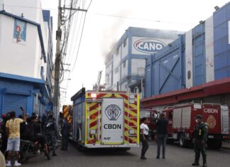 Bomberos tratan de evitar propagación de incendio en edificio de Garrido