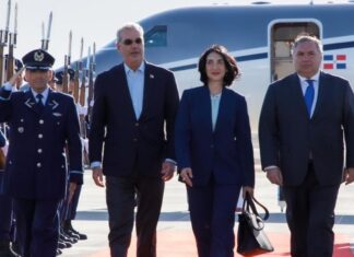 Luis Abinader y Raquel Arbaje llegan a Chile para investidura del presidente José Antonio Kast