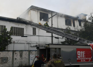 Bomberos tienen más de 10 horas combatiendo incendio en almacén de Banreservas