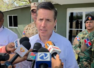 Senador estadounidense Bernardo Moreno Mejía recorre verja fronteriza y el puente binacional en Dajabón