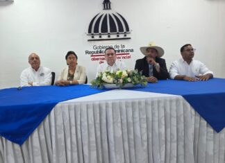 Ministro Eduardo 'Yayo' Sanz Lovatón se reúne con comerciantes y recorre mercado fronterizo de Dajabón