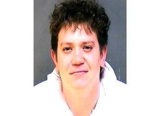 Hombre sin manos ni piernas es acusado de matar a tiros a una persona mientras conducía un auto