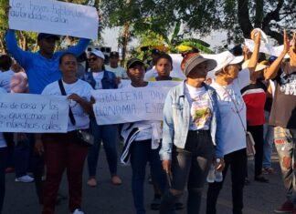 En segundo día de protesta comunidad la Vigía reclama arreglo de sus calles y carretera principal en la frontera Dajabón