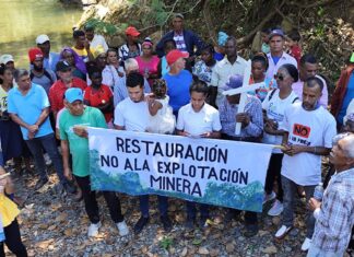 Realizan viacrucis en Las Rosas y concentración en defensa del agua; demandan salida de la UNI GOLD
