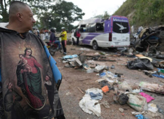 Ascienden a 19 los civiles muertos por ataque con bomba en la Vía Panamericana en Colombia