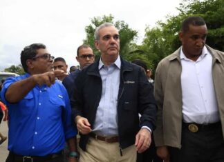 Abinader recorre sectores afectados por lluvias y afirma que el Gobierno tiene fondos para ayuda