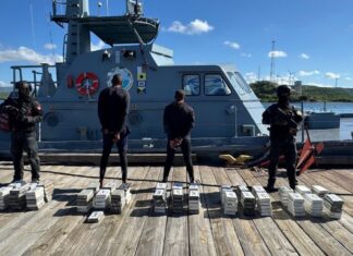 Interceptan a dos hombres a bordo de lancha con 151 paquetes de presunta cocaína