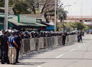 Tensión en la avenida Máximo Gómez: fuerte contingente policial ejecuta desalojo en Teleofertas
