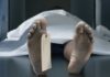 Un hombre lleva el cadáver de su hermana a un banco en la India para retirar su dinero