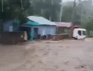 Desbordamiento de presa incomunica comunidades en Santiago Rodriguez y afecta vías hacia Dajabón