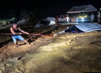 Crecida del río Nizao arrastra vehículos y deja varias comunidades incomunicadas en Rancho Arriba