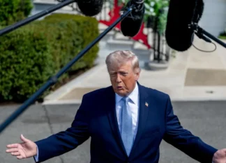 Trump celebra que Irán haya reabierto el estrecho de Ormuz