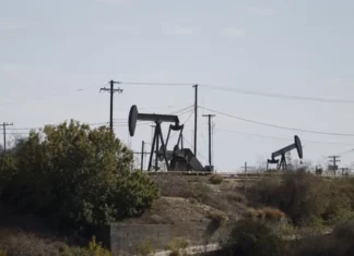 El petróleo de Texas supera los 114 dólares por barril, tras amenazas de Donald Trump contra Irán