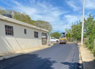 Alcalde César Molina supervisa asfaltado de calles en la comunidad de Martín García