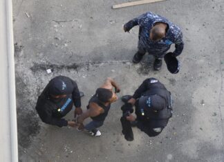 Tras más de tres horas atrincherado en el puente Duarte, hombre que huía de la Policía aceptó bajar