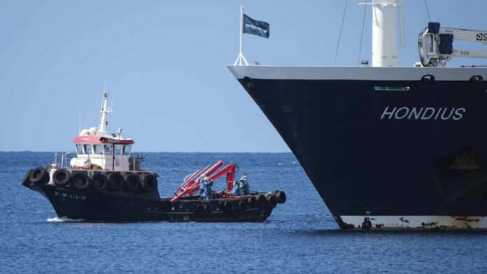empieza-desembarco-de-los-primeros-pasajeros-del-crucero-mv-hondius-81d881a9-focus-0-0-896-504