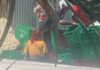 Vuelco de patana deja botellas y guacales esparcidos cerca de Plaza de la Bandera
