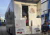 Detienen a dos empleados de Migración transportando a 22 haitianos en un vehículo oficial
