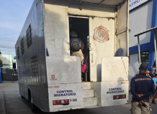 Detienen a dos empleados de Migración transportando a 22 haitianos en un vehículo oficial