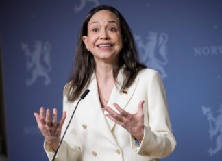 María Corina dice está en Panamá, que intentó entrar a Venezuela pero Delcy Rodríguez ordenó el cierre aéreo