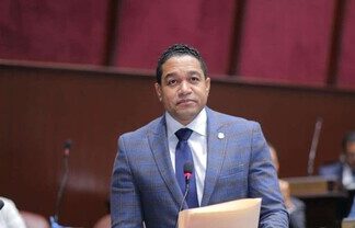 En plena sesión, diputado de Pedernales renuncia al partido Fuerza del Pueblo