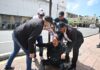 Policía dispersa a bombazos marcha del ANPA al Palacio; presidente del gremio resulta afectado