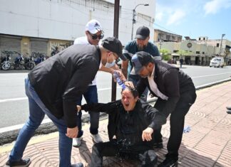 Policía dispersa a bombazos marcha del ANPA al Palacio; presidente del gremio resulta afectado