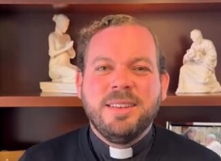 El emotivo momento de un sacerdote dominicano cantándole al papa León XIV en Madrid