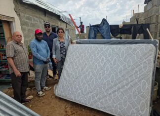 Gobernadora entrega ayuda a familia afectada por fuertes vientos en Dajabón; continúan evaluaciones en viviendas dañadas