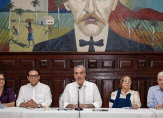 Abinader se reúne con líderes comunitarios y pasa balance a obras en Santiago