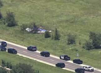 Mueren 12 personas al estrellarse avión de paracaidismo en Missouri