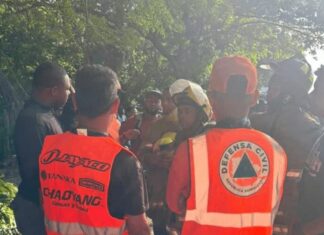 Defensa Civil recupera el cuerpo de un joven en un canal de Santiago