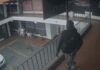 Muere mujer que fue baleada en negocio de la avenida Abraham Lincoln; Policía persigue al responsable