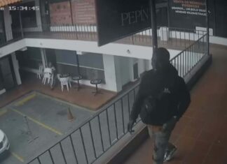 Muere mujer que fue baleada en negocio de la avenida Abraham Lincoln; Policía persigue al responsable