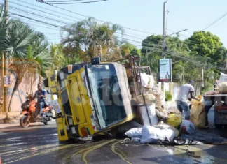 Fallo mecánico provoca vuelco de camión haitiano en La Fe
