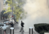 Hombre provoca un incendio con fuegos artificiales frente a sede del ICE en Nueva York