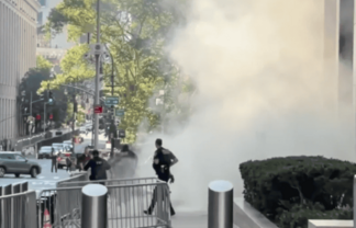 Hombre provoca un incendio con fuegos artificiales frente a sede del ICE en Nueva York