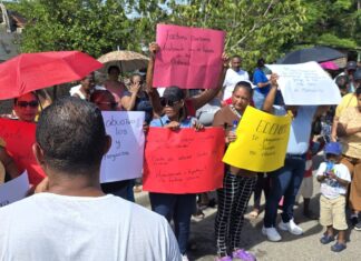 Comunitarios de Pepillo Salcedo marchan en protesta por altas facturas de Edenorte