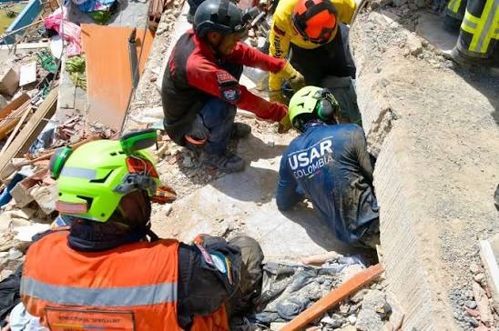 Ciudadanos-inician-rescate-de-personas-atrapadas-bajo-los-escombros-tras-terremoto-en-Colombia