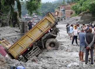 Riada en Nepal: Casi 700 muertos y labores de rescate contra el reloj