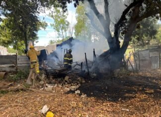 Incendio reduce a cenizas una vivienda en la comunidad La Aviación, en Dajabón