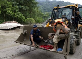 Aumentan a 55 los muertos y a 403 los desaparecidos en la riada masiva en Nepal