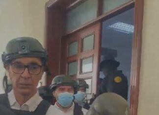 Diezmado y con dificultad para caminar: así se vio Santiago Hazim en el tribunal por caso SeNaSa