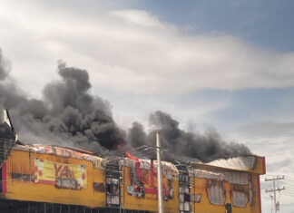 Incendio de gran magnitud afecta a L & R Comercial en autopista Las Américas