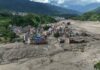 Momento que violenta riada arrasa frontera de Nepal: 16 muertos y casi 400 viajeros sin contacto