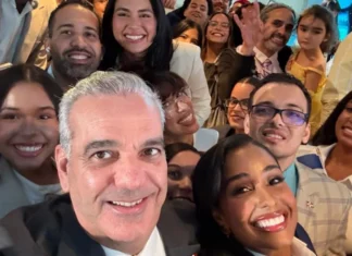 Abinader anuncia 300 becas para dominicanos en Nueva York