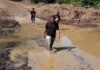 Comunidades de Monte Cristi y Dajabón llevan casi 20 años cruzando el río Macabón tras colapso de un Puente