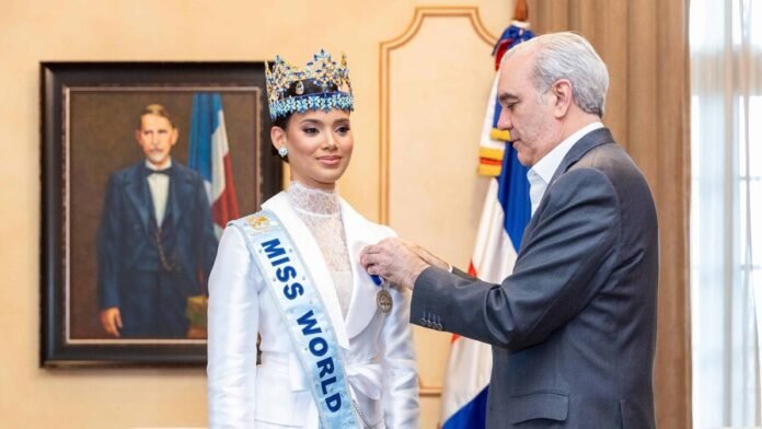 abinader-recibe-a-miss-mundo-2026-joheirry-mola-768ec02a-focus-min0.07-0.67-896-504